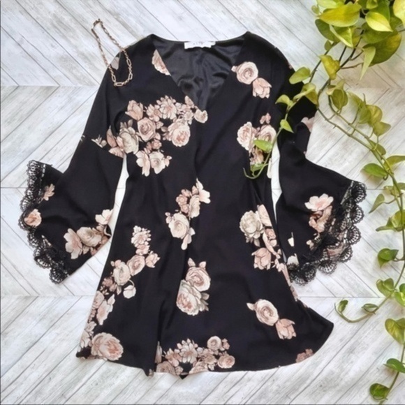 ASTR BLACK FLORAL LONG BELL SLEEVE LACE MINI DRESS | SIZE SMALL​ - Picture 1 of 5